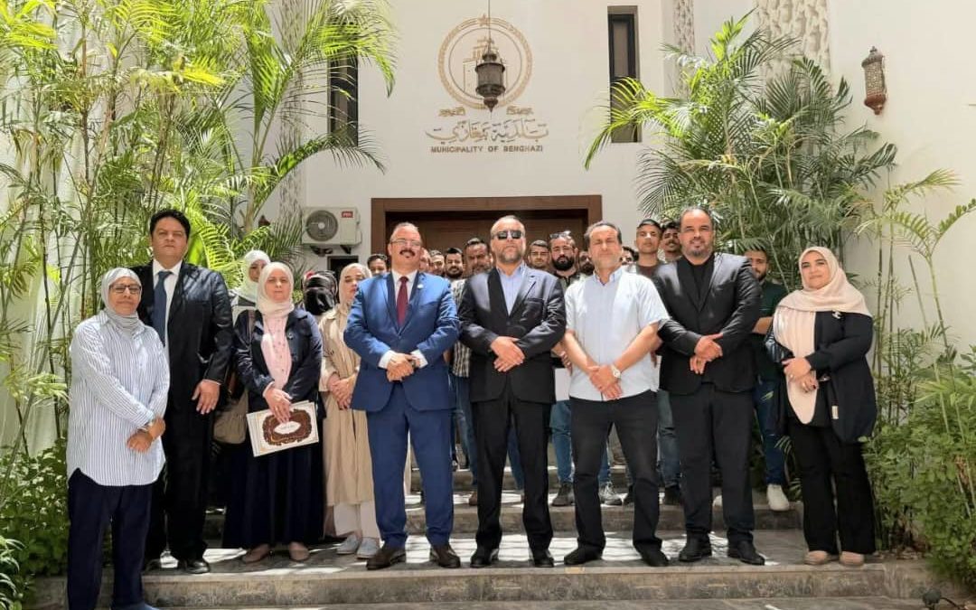 مركز الإدارة العامة والتطوير المؤسسي بجامعة بنغازي يختتم ثلاث دورات تخصصية مكثفة بديوان بلدية بنغازي